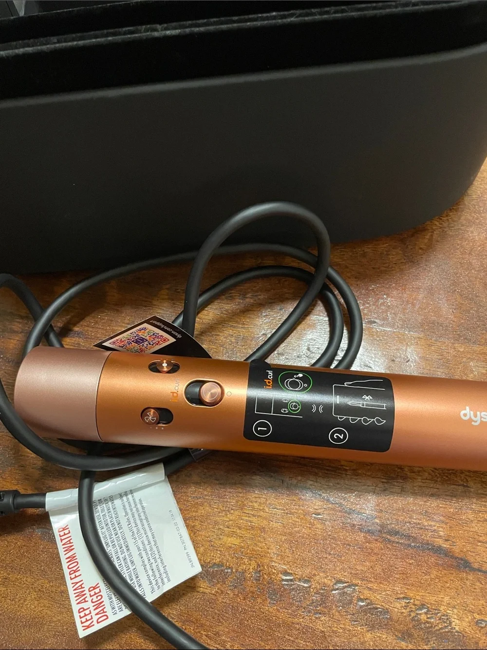 Dyson Airwrap i.d. Straight+wavy. Color copper and black.